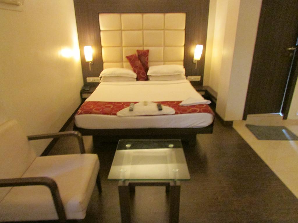 Hotel Mourya Residencia Thane Exterior foto