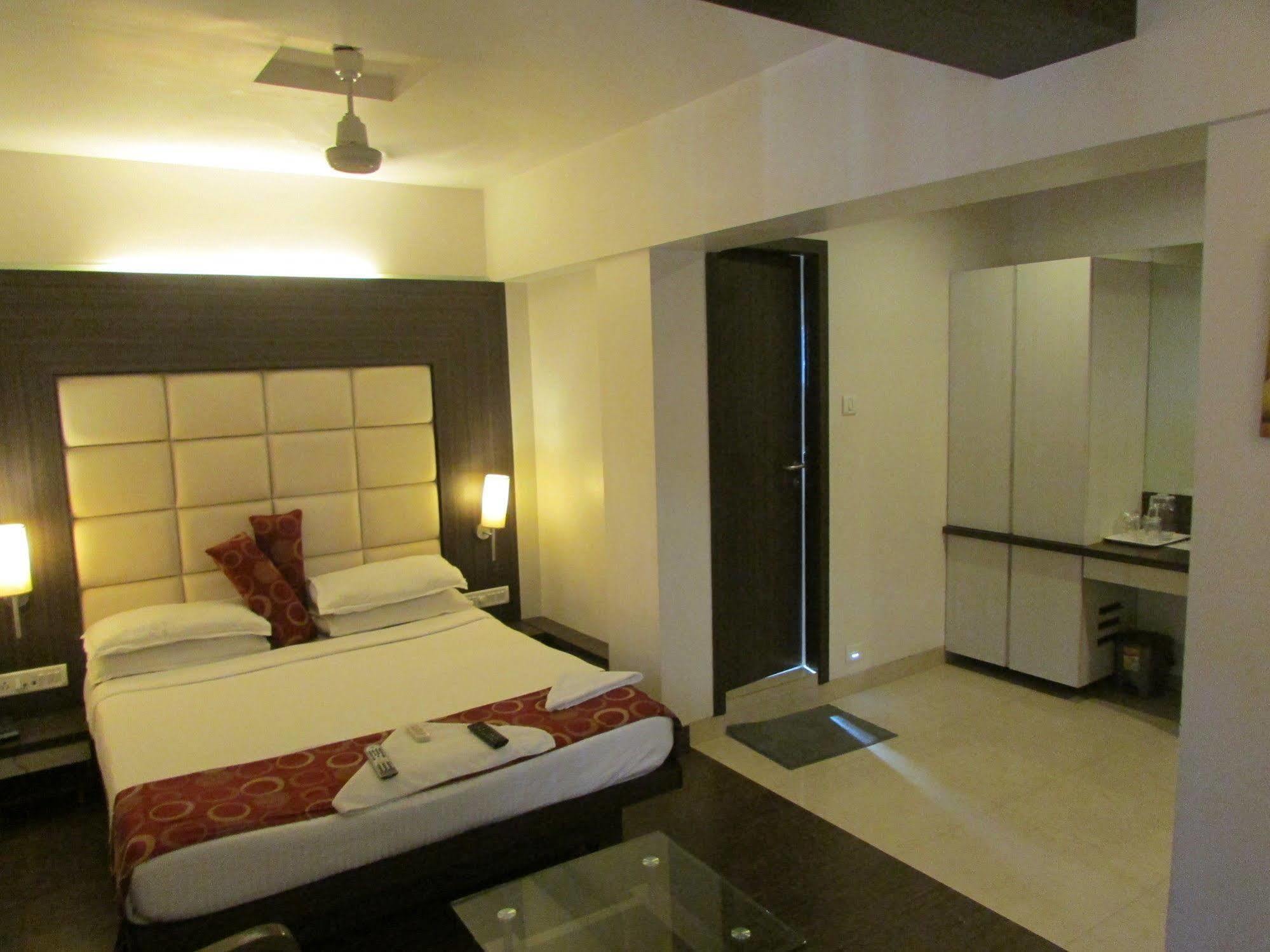 Hotel Mourya Residencia Thane Exterior foto