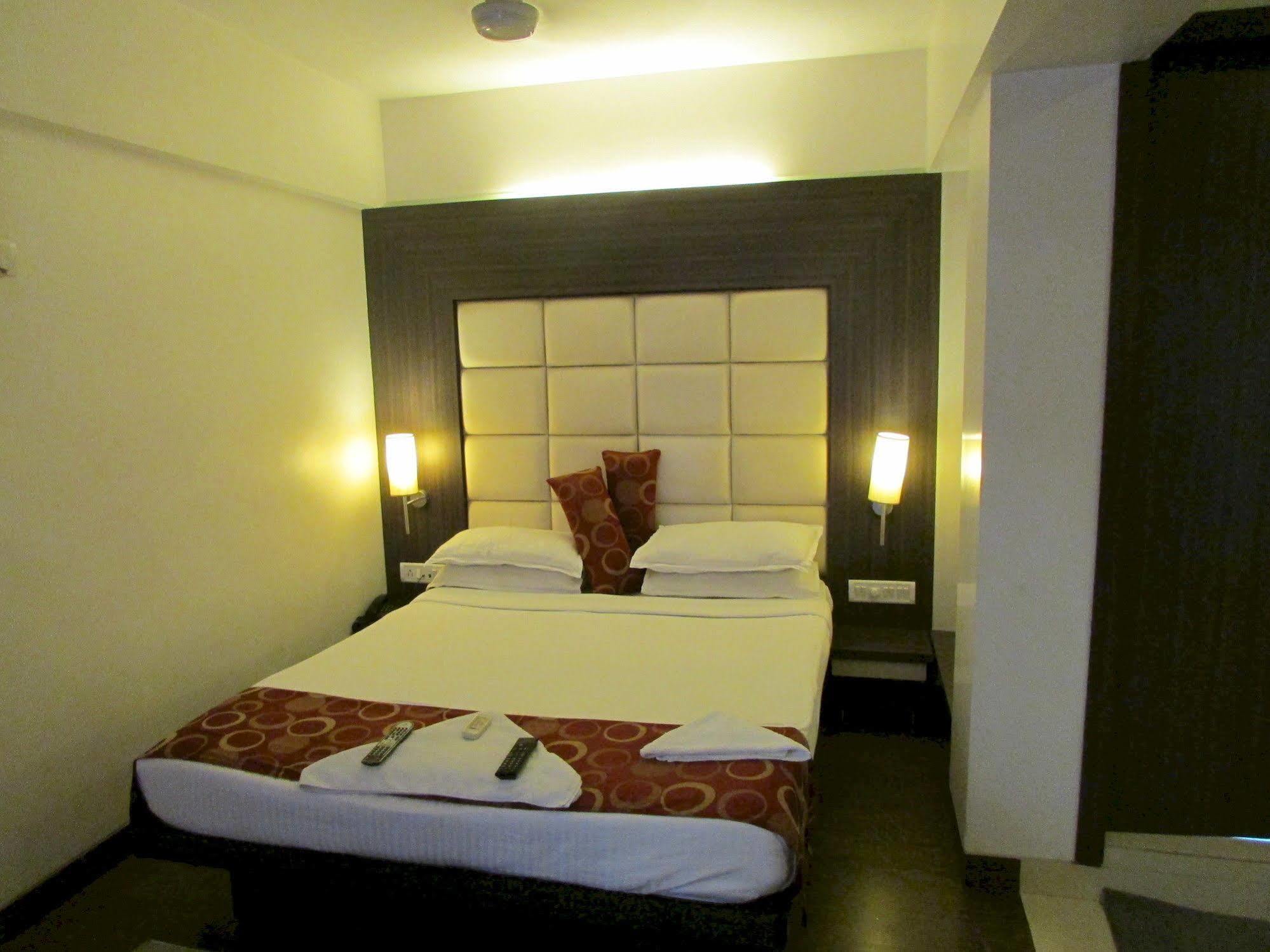 Hotel Mourya Residencia Thane Exterior foto